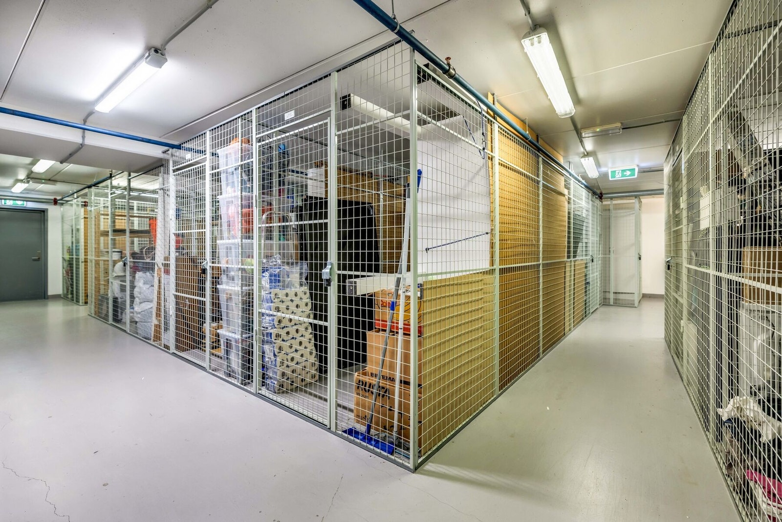 Leiligheten disponerer egen bod i kjelleren. Boden gir verdifull ekstra oppbevaringsplass for blant annet sesongutstyr, kofferter og andre eiendeler man ikke trenger å ha fremme til daglig. Galleribilde