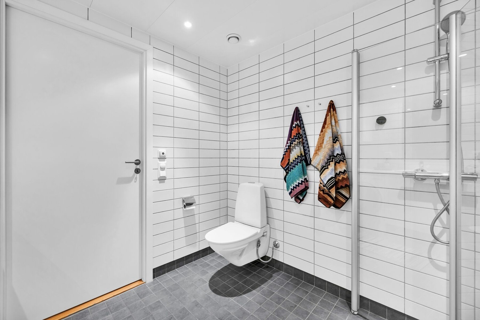 Badet er romslig, delikat og helfliset, med behagelige varmekabler i gulvet. Galleribilde