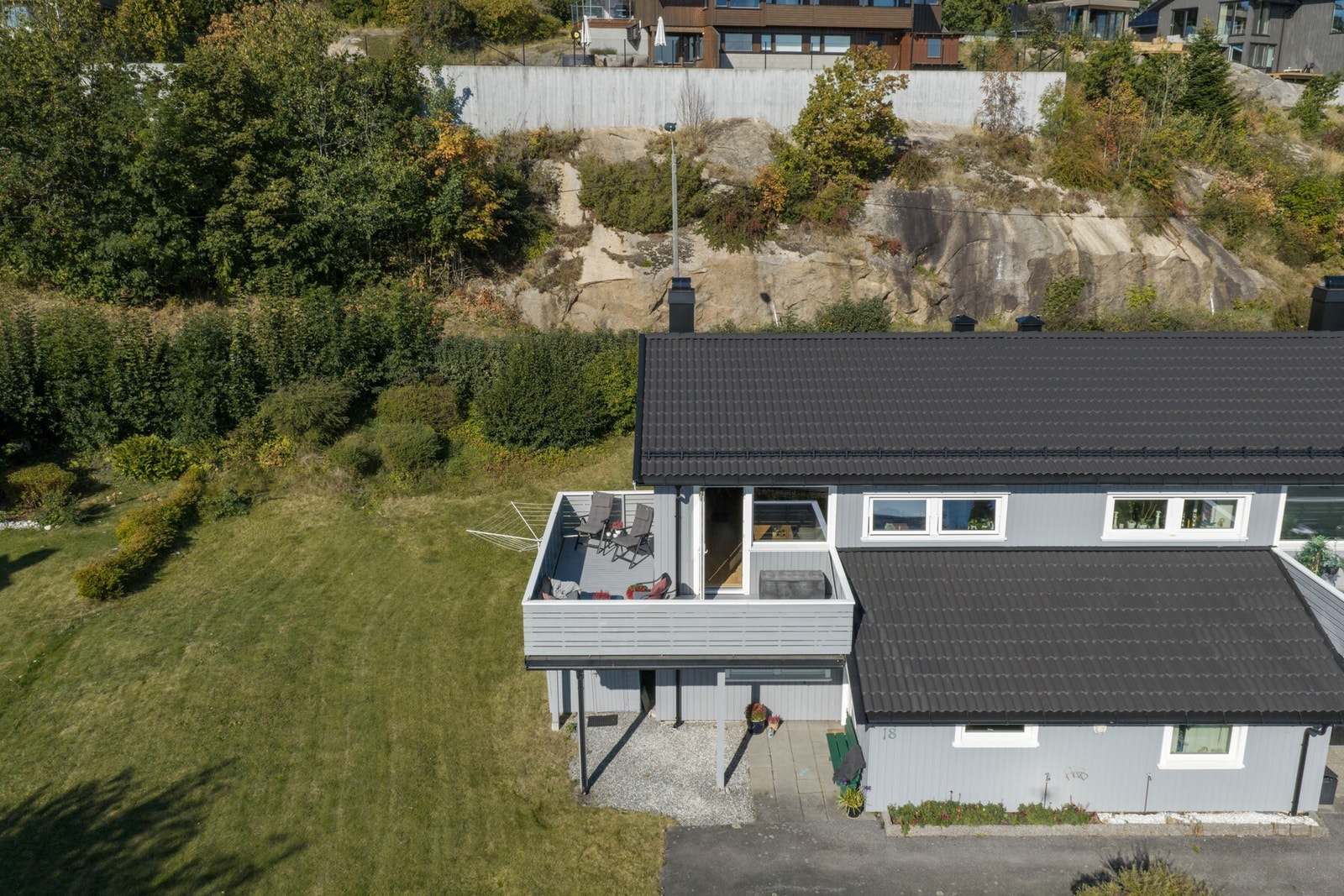 Rekkehus over to plan med veranda, garasjeplass og fine grøntarealer Galleribilde