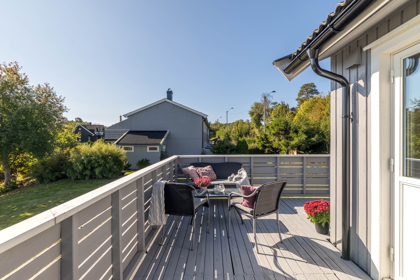 Det er plass til flere sittegrupper på verandaen Galleribilde