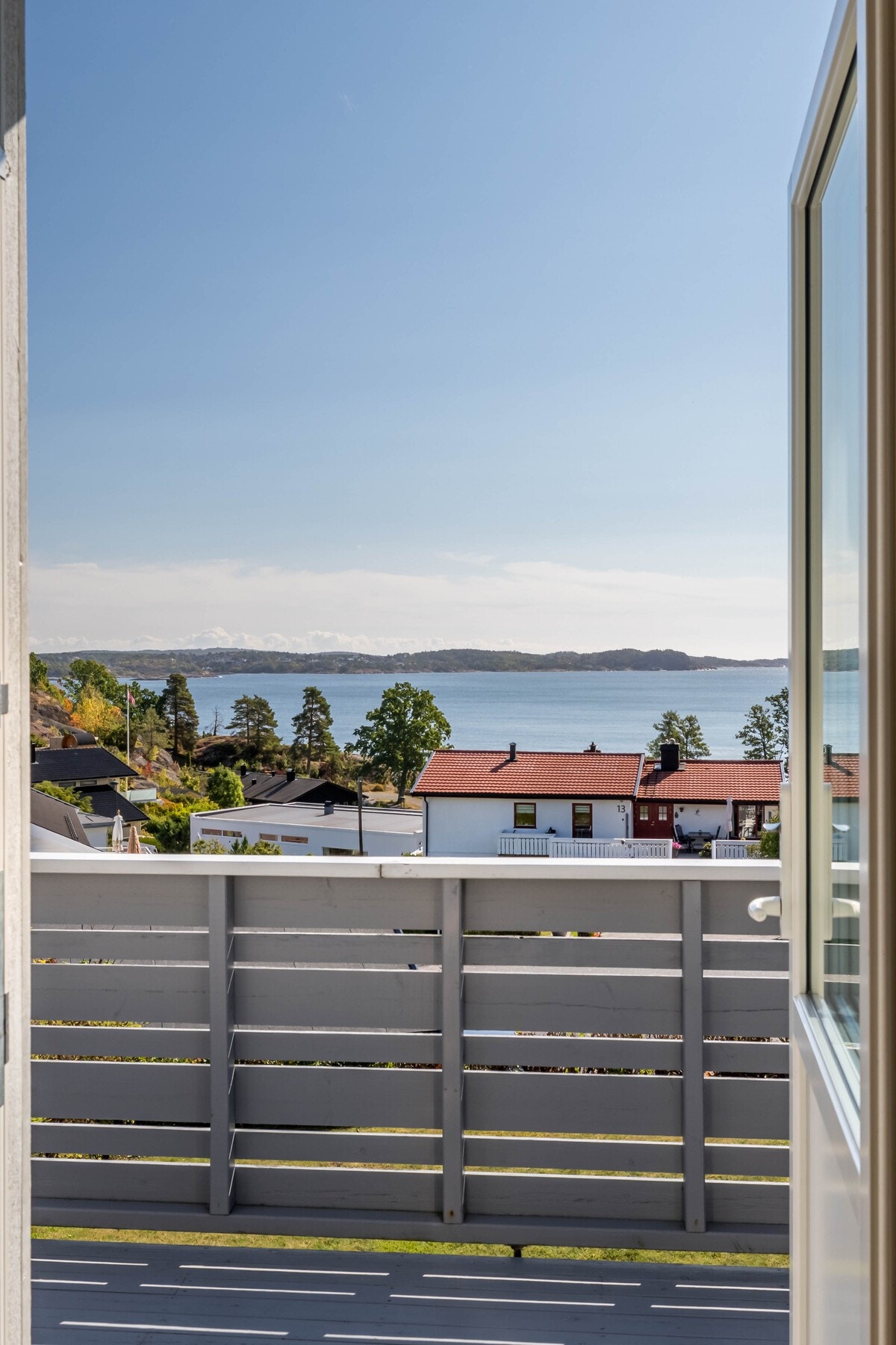 Flott utsikt mot sjøen fra verandaen - den kan nytes hele året! Galleribilde