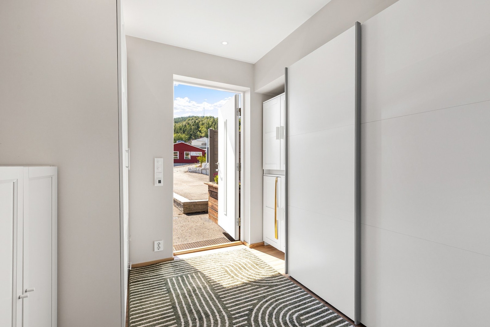 Velkommen inn! Romslig entré med skyvedørsgarderobe og laminatgulv Galleribilde
