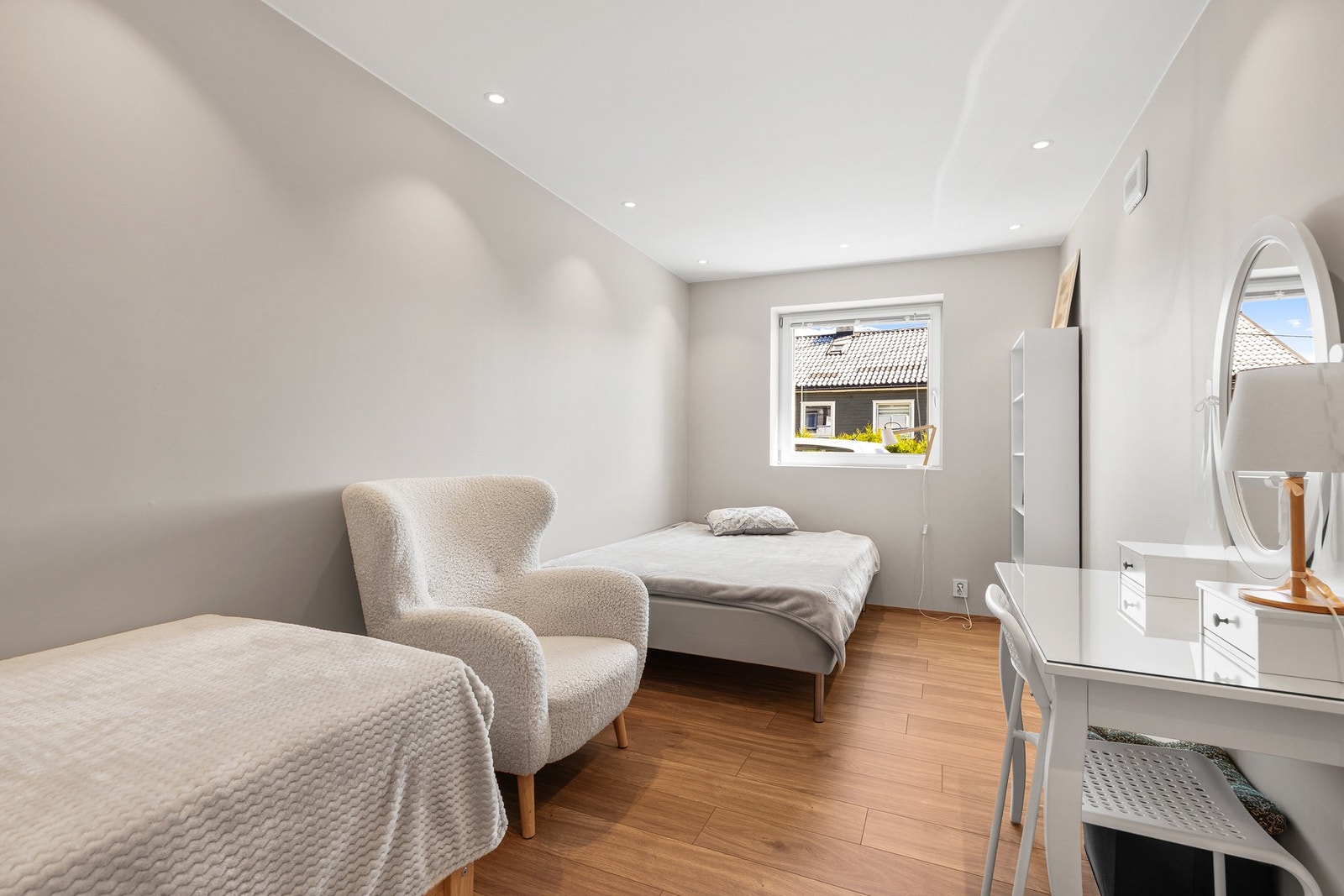 Leiligheten har totalt to soverom, begge med laminat på gulv, slette vegger og downlights i himling Galleribilde