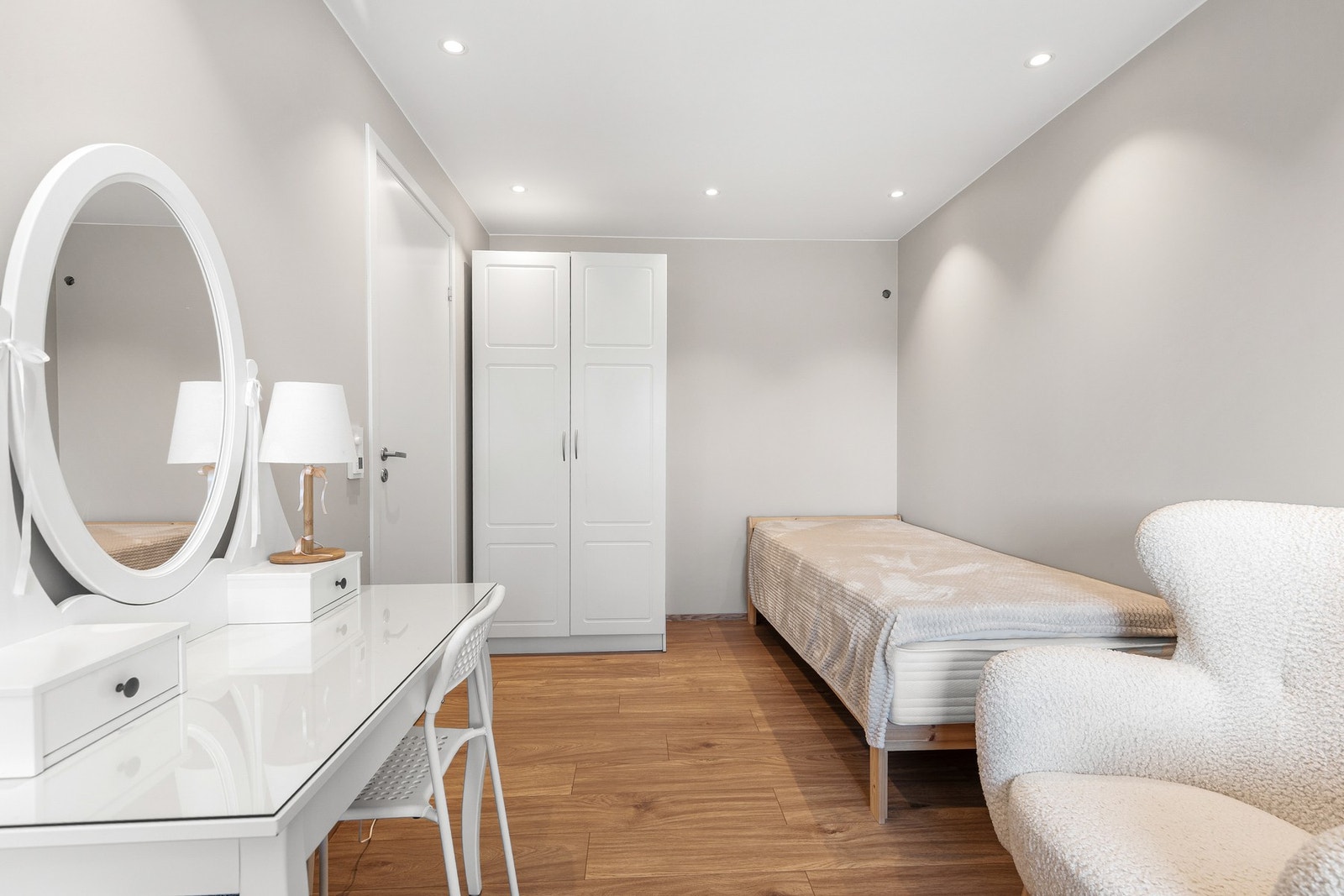 Begge soverommene har god plass til seng, nattbord og garderobe Galleribilde