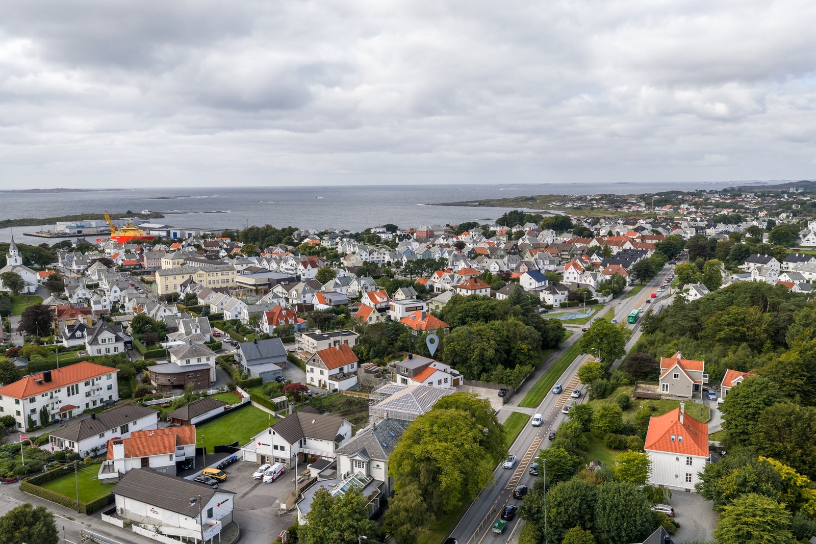 Luftfoto mot vest. Praktfull hage, meget støy-vennlig hage og bolig. Må oppleves. Velkommen til fellesvisning! Bilder tatt av Vestbris AS Galleribilde