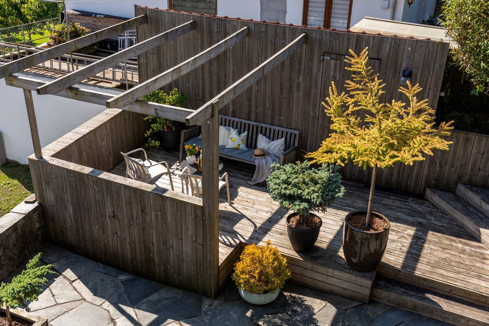 Fra terrasse til Pergola m/tilhørende bod Galleribilde