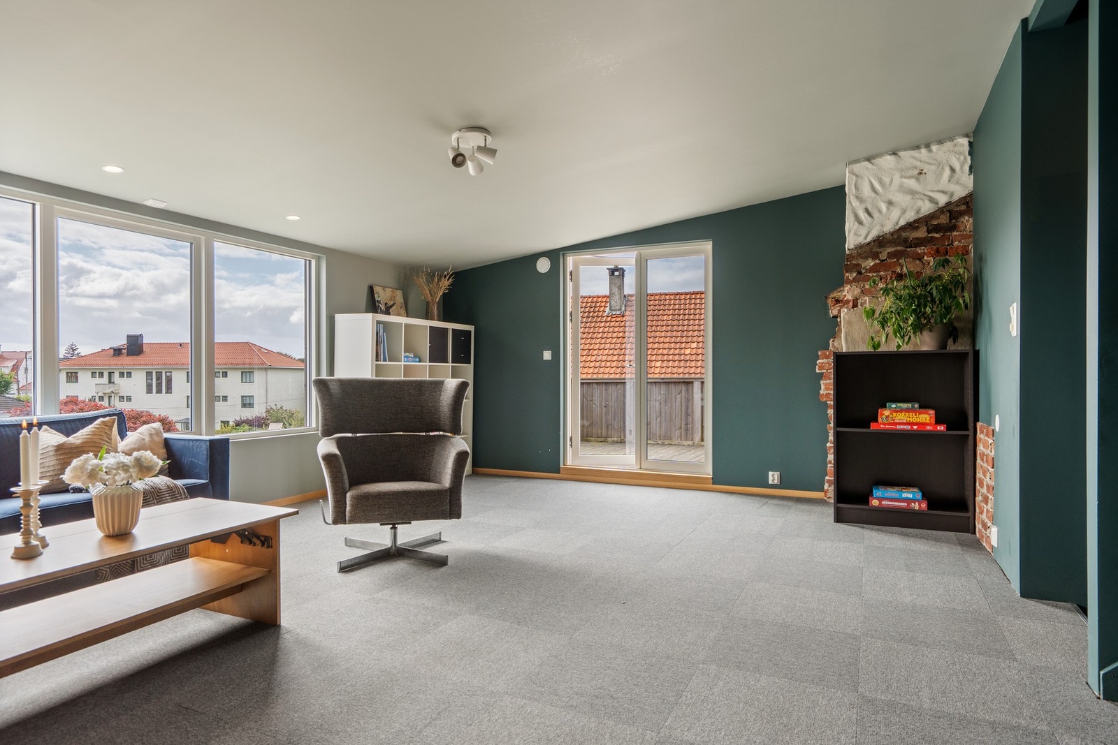Loftstue del 2 med utgang til solrik terrasse mot vest og trapp fra den ned til flott utearealer i rolige omgivelser mot vest Galleribilde