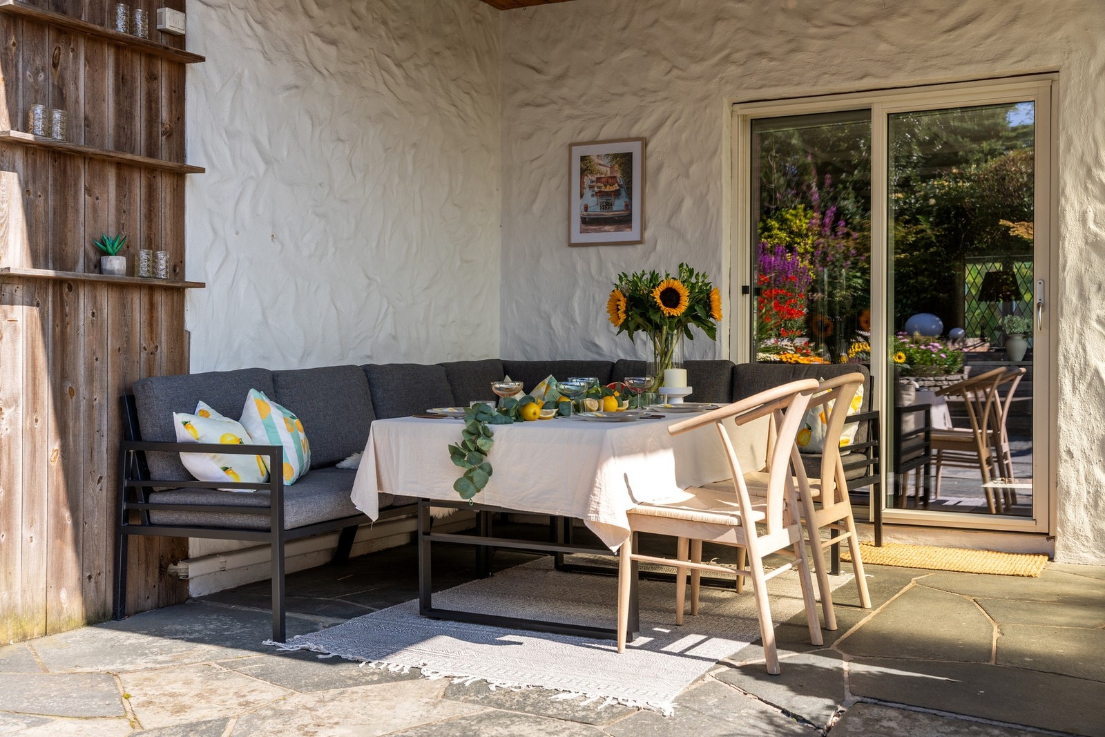 Overbygget terrasse og område med flott skifer Galleribilde