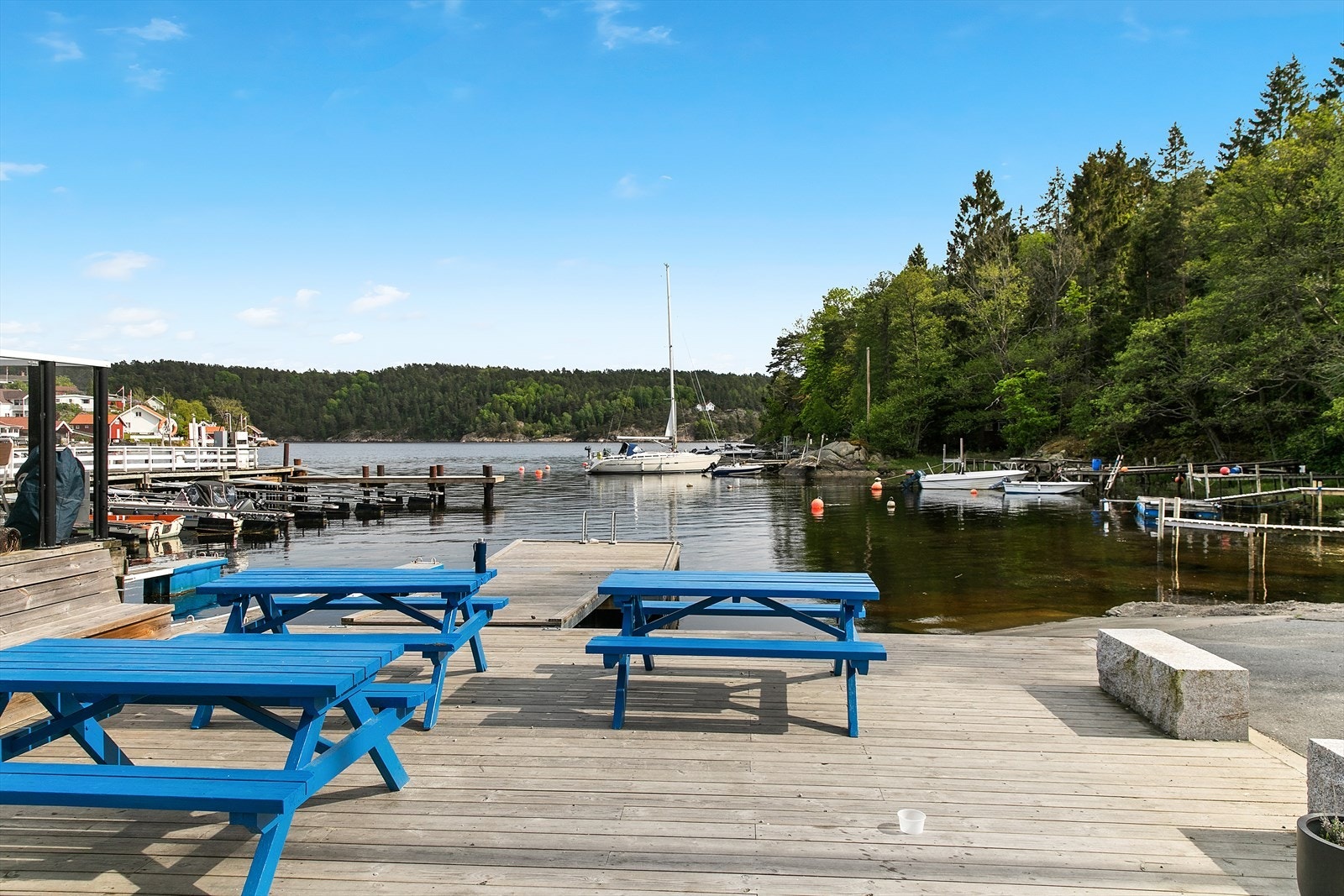 Ved marinaen er det matservering, kiosk, båtslipp og bensinpumpe for båt Galleribilde