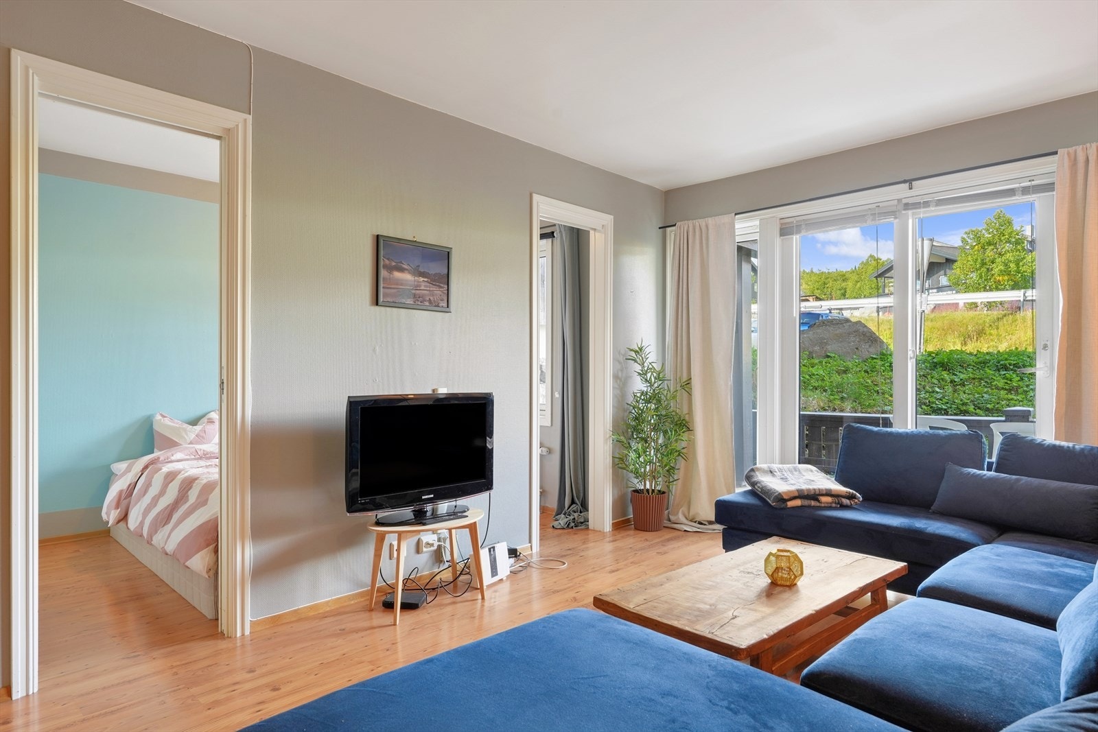 Stuen er lys og trivelig med plass til sofagruppe og TV-møblement. Galleribilde