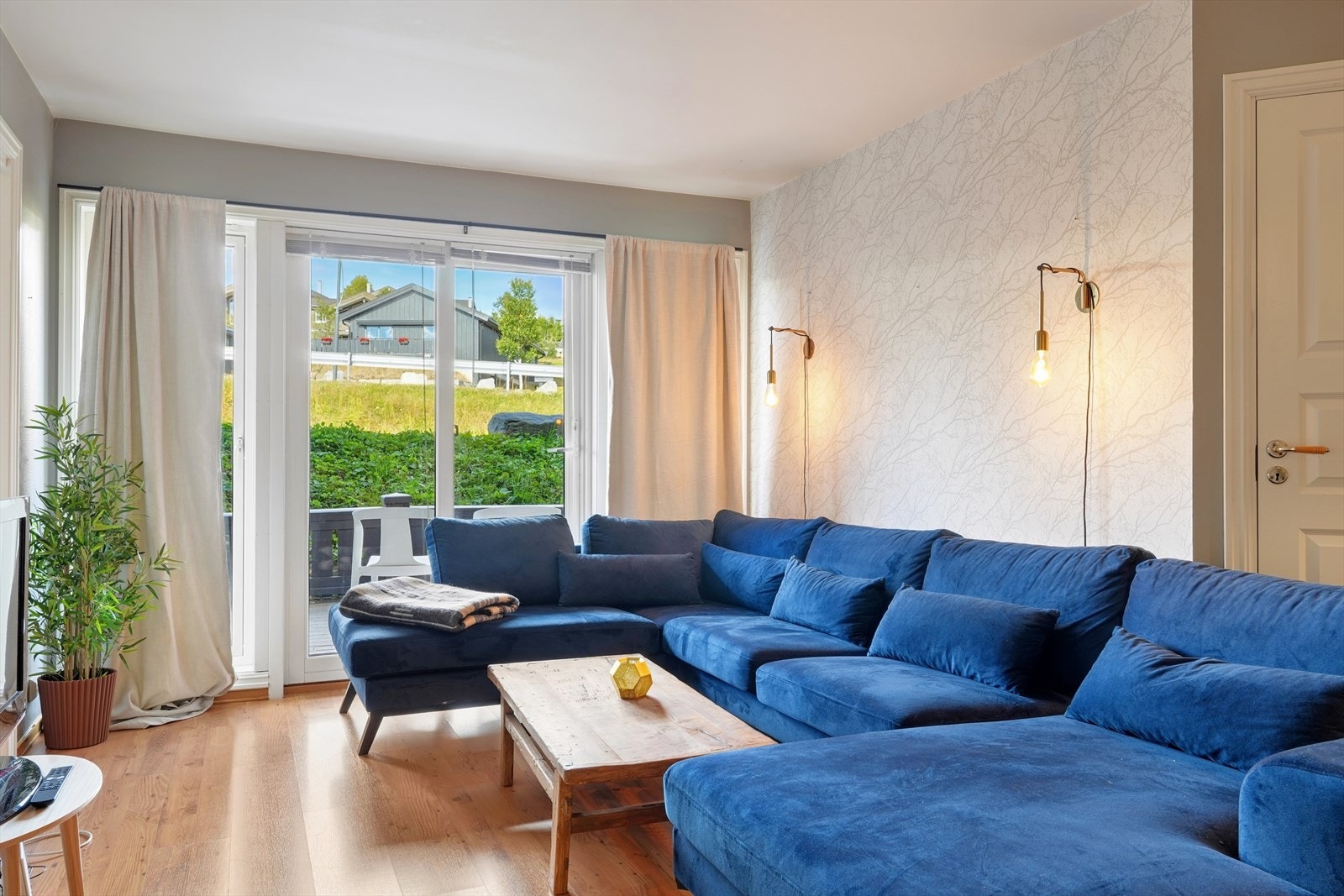 Fra stuen er det direkte utgang til en overbygd terrasseplatting via skyvedør. Galleribilde