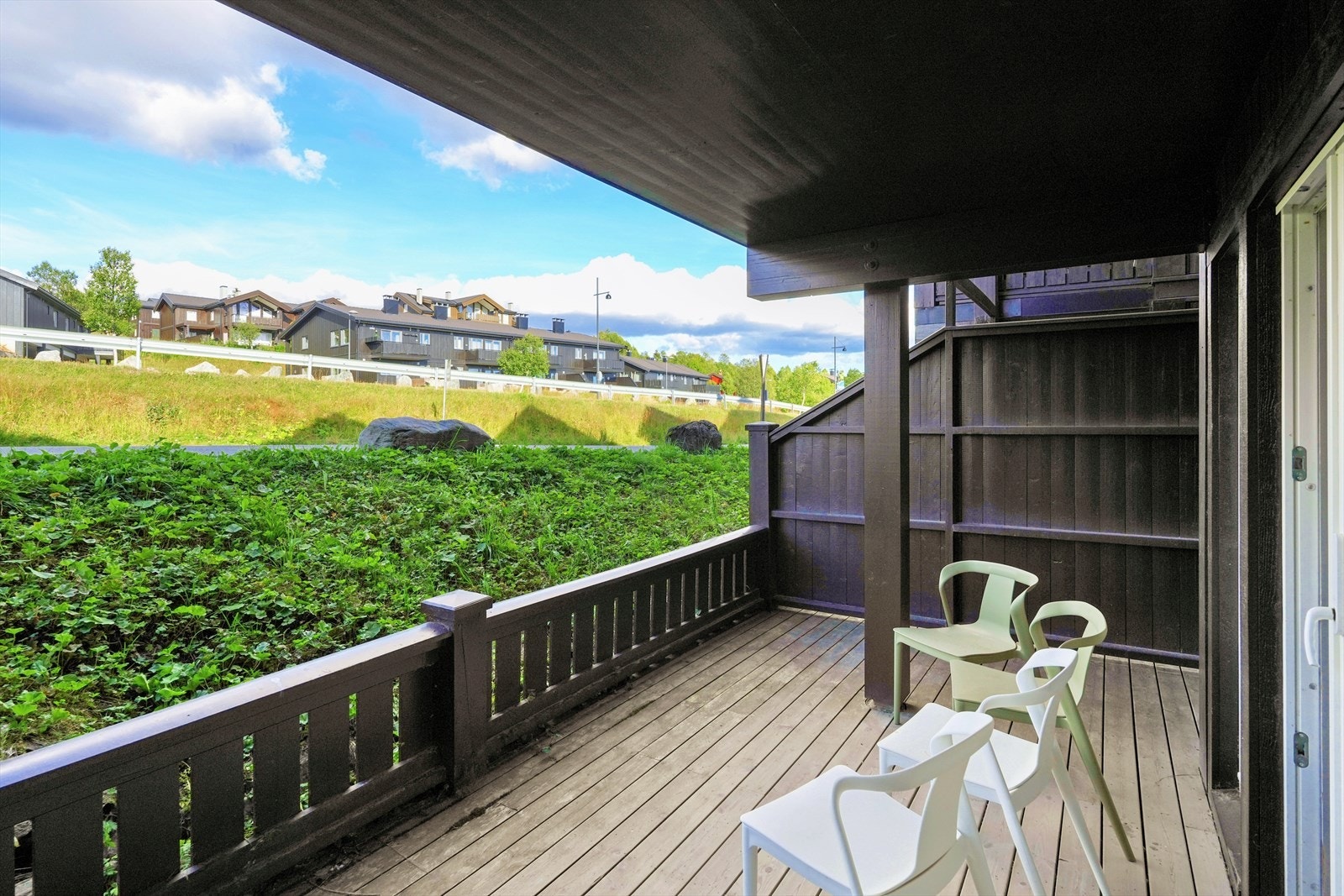En praktisk og arealeffektiv fritidsleilighet med en utgang til en terrasse på ca. 17 kvm. Galleribilde