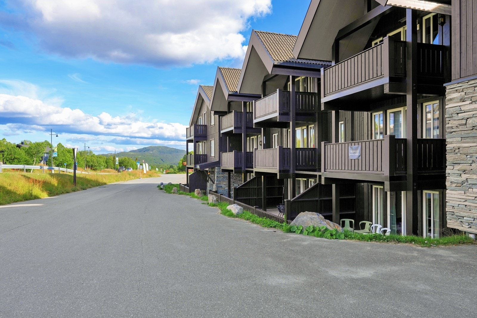Fritidsleiligheten disponerer en ekstern bod for ekstra lagring, samt at sameiet har felles ski- og sykkelbod, samt uspesifiserte parkeringsplasser. Galleribilde