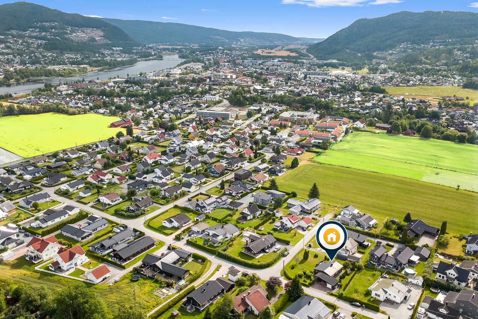 Boligen ligger fint til, ikke langt fra Mjøndalen sentrum Galleribilde