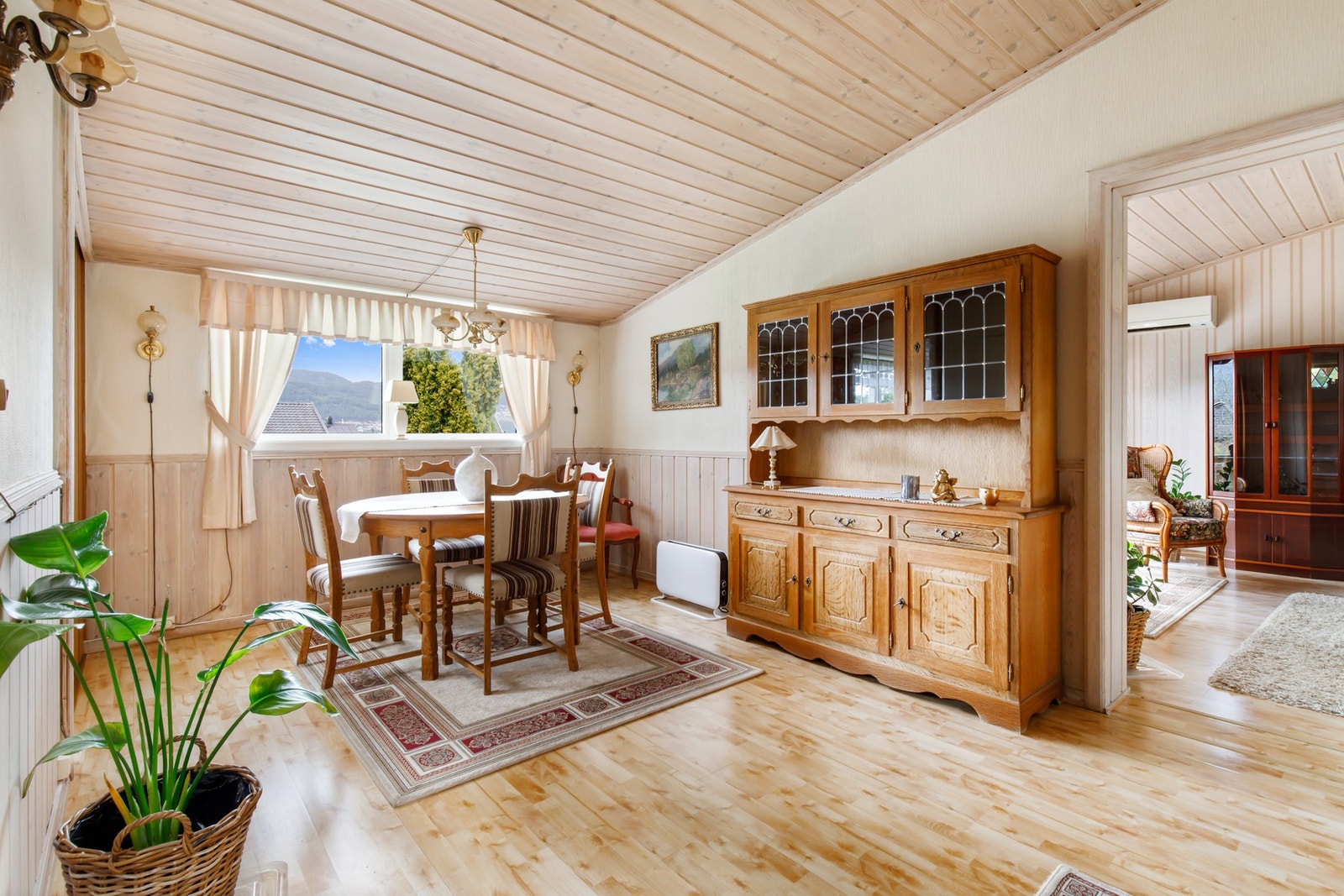I spisestuen er det god plass til å dekke på til mange Galleribilde