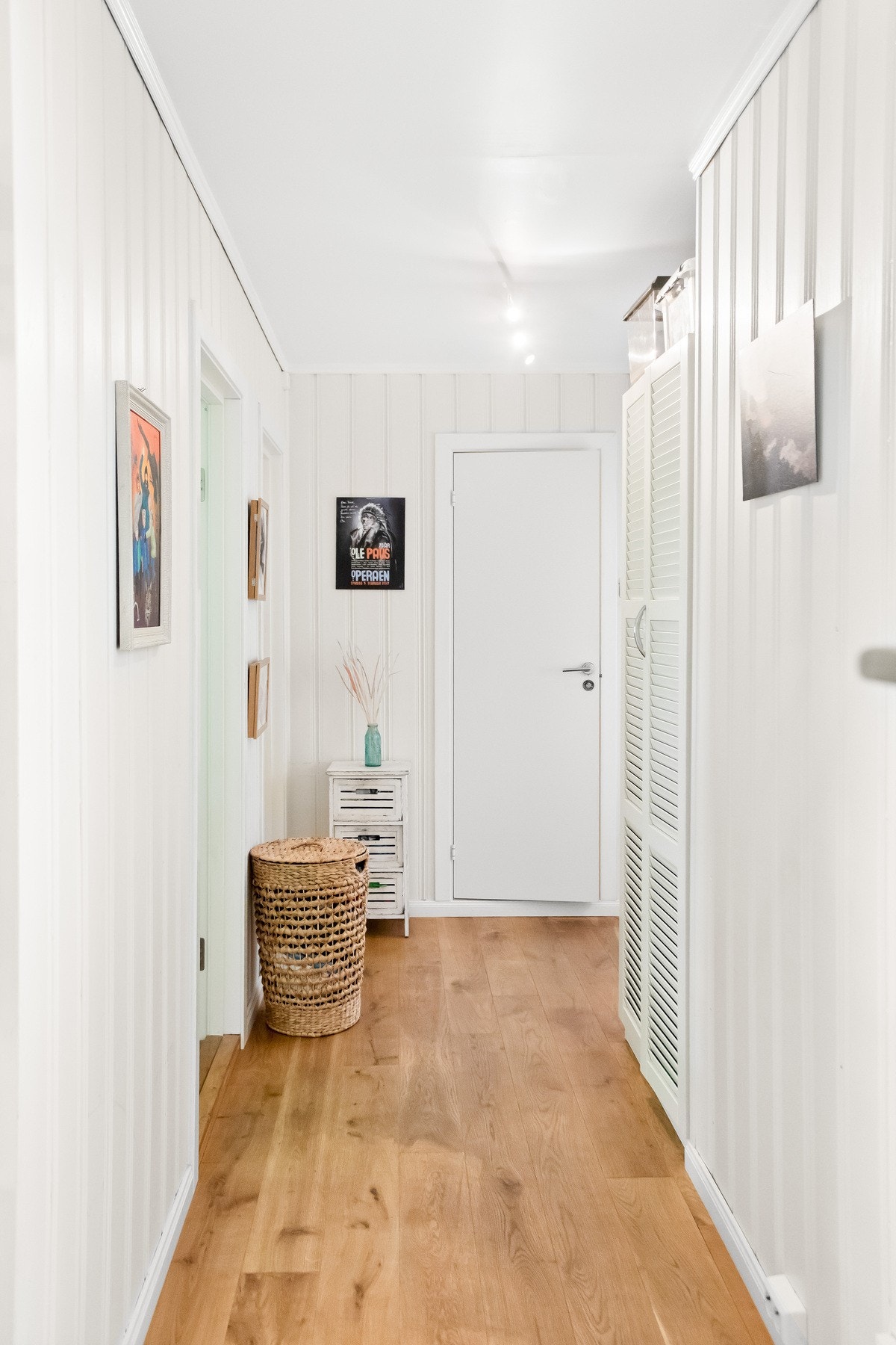 Innbydende entré med god plass til oppbevaring av yttertøy og sko. Galleribilde