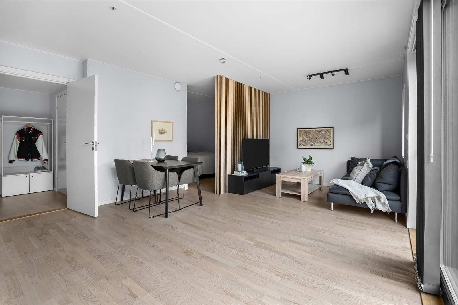 Stuen er romslig og du har gode muligheter for å innrede med både sofagruppe, TV-møblement og spisebord. Galleribilde