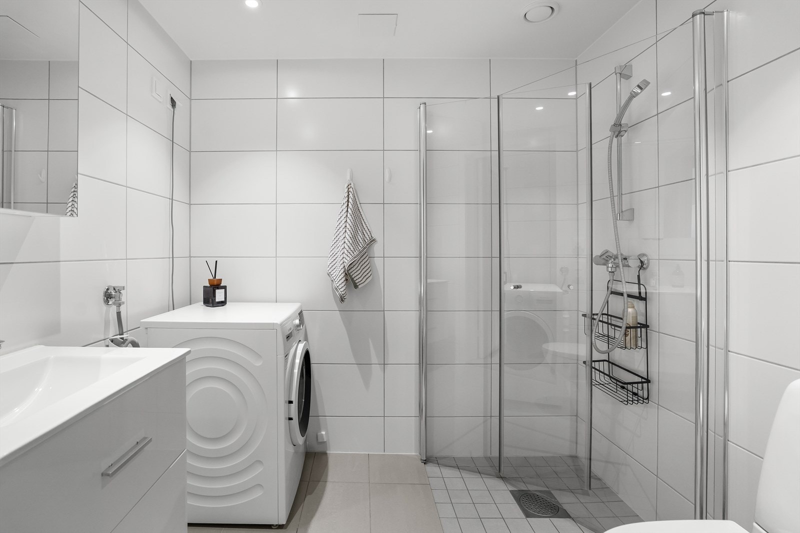 Badet er innredet i et klassisk og tidløst design og gulvet har vannbåren gulvvarme som sørger for god komfort året rundt. Galleribilde