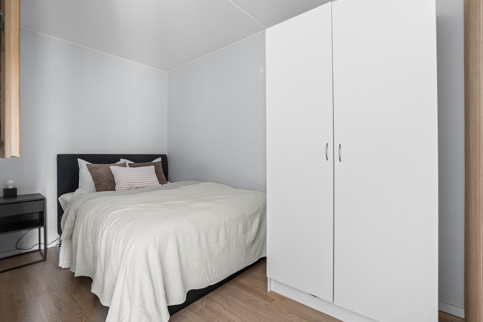 Alkoven har plass til seng, nattbord og garderobe, og skaper en lun og privat soveplass. Galleribilde