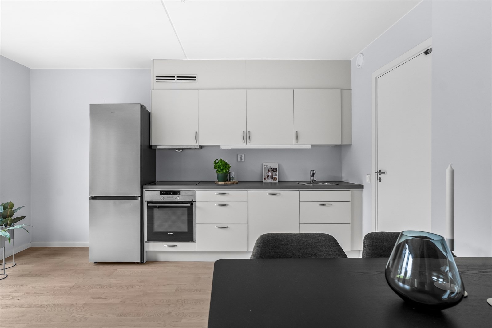 Kjøkkenet er godt utstyrt med oppvaskkum, ventilator, kjøl-/fryseskap og integrert oppvaskmaskin, stekeovn og induksjon platetopp. Galleribilde