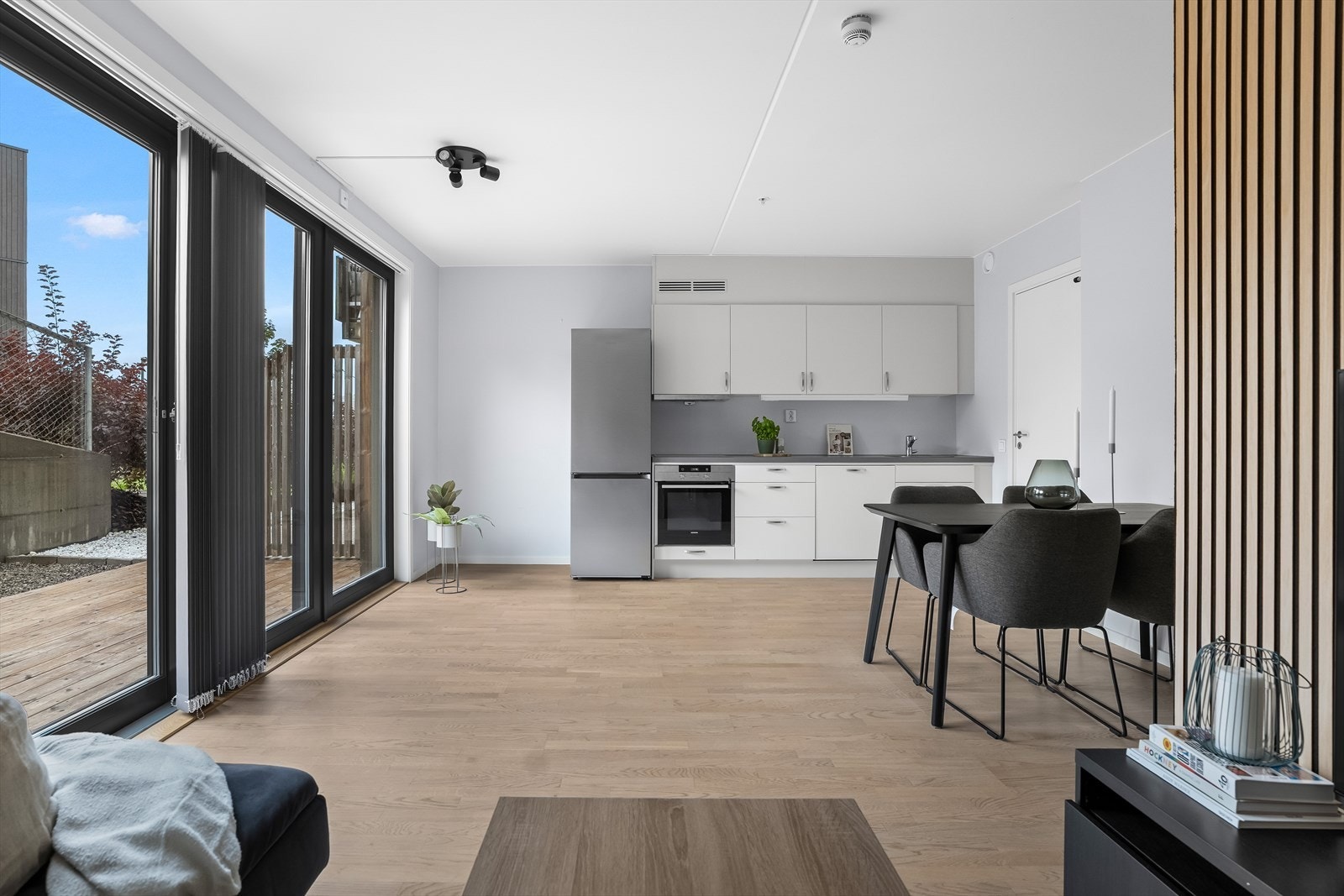 Kjøkkenet har en stilren innredning med malte fronter og laminat benkeplate som gir et moderne uttrykk, samtidig som det er praktisk i bruk. Galleribilde