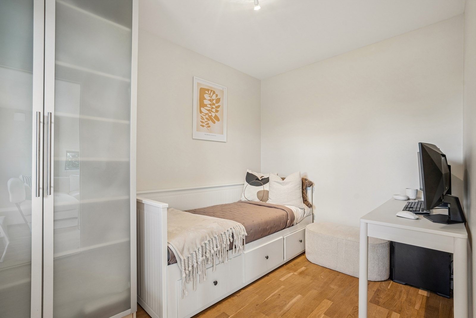 Soverom tre passer perfekt som gjesterom/hjemmekontor. Galleribilde