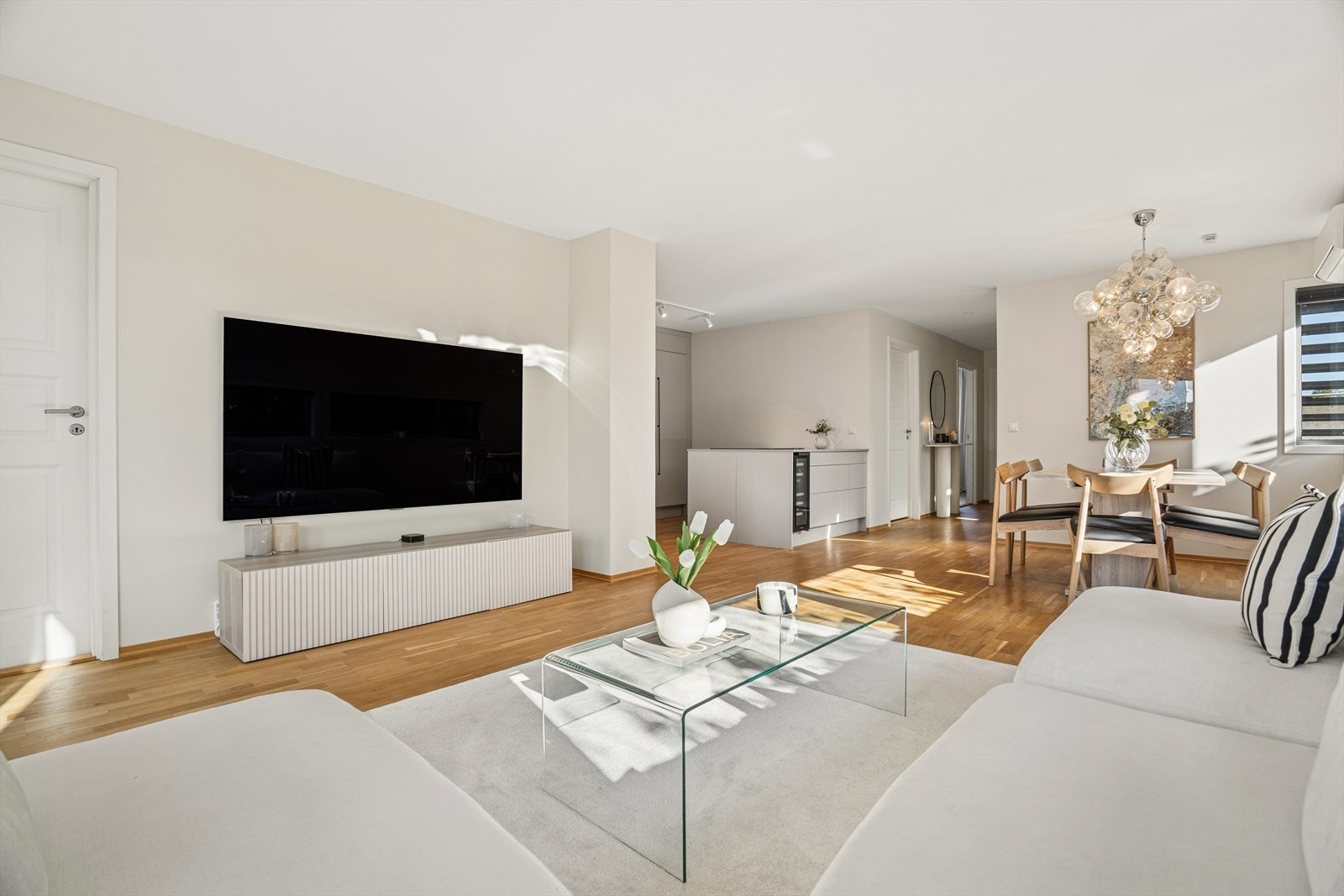 Stuen er romslig med plass til både sofagruppe og spisebord. Galleribilde