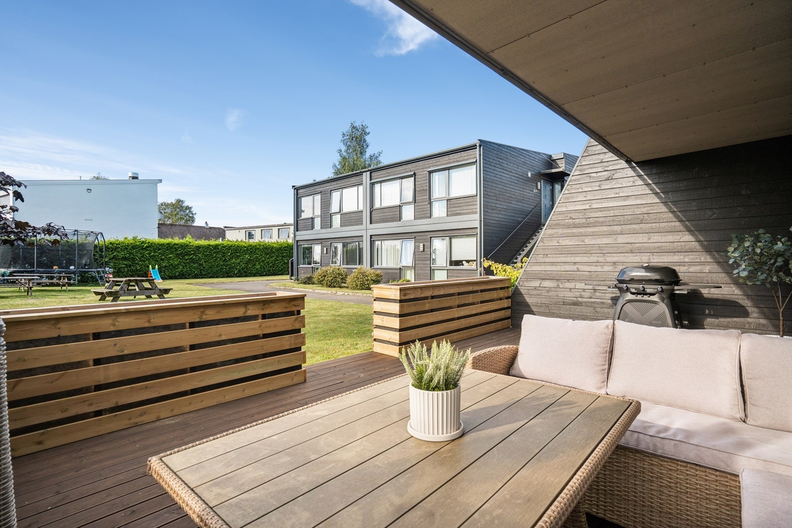 Fra terrassen er det direkte adkomst ut til felles hage og lekeplass. Galleribilde