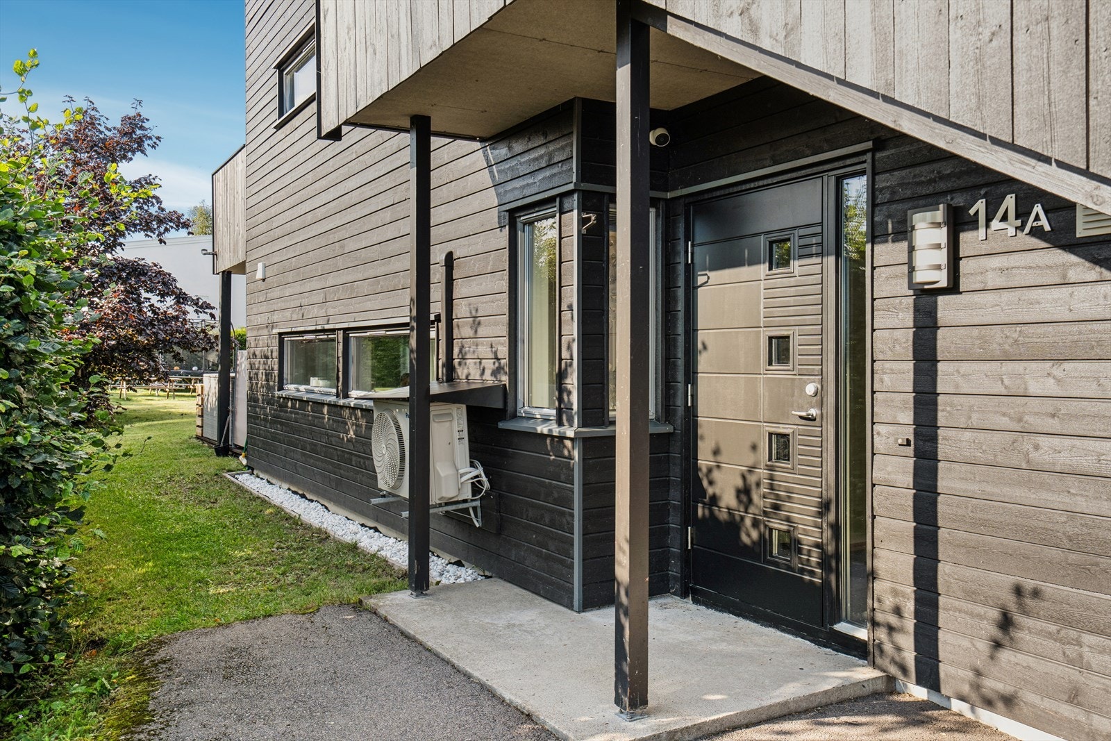 Inngangspartiet er overbygd og har en enkel og praktisk adkomst på bakkeplan. Galleribilde
