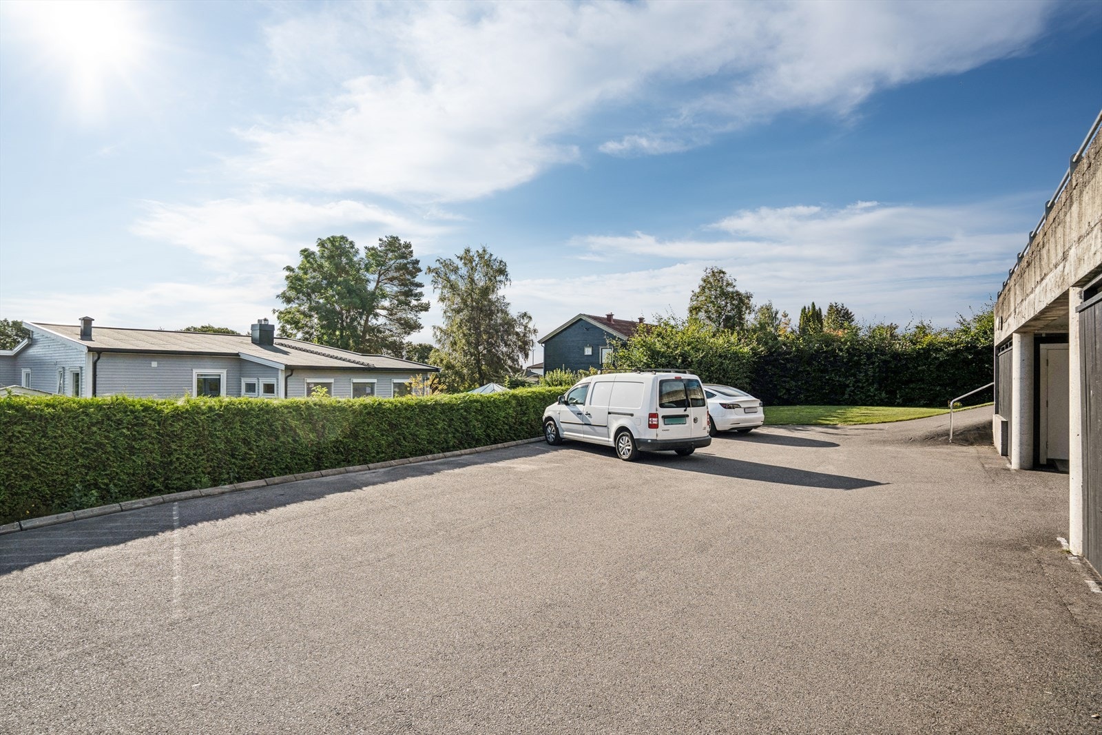 I tillegg er det ekstra parkeringsplass utenfor parkeringshuset som kan benyttes til gjester eller bil nr 2. Galleribilde