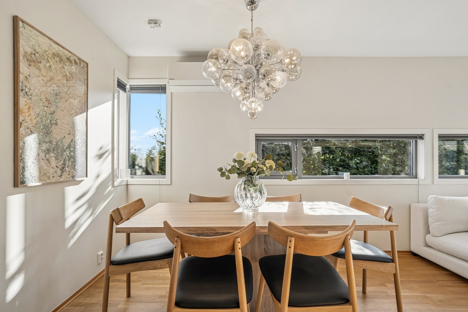 Det er god plass til en større spisegruppe, perfekt for både hverdagsmiddager og hyggelige sammenkomster. Galleribilde
