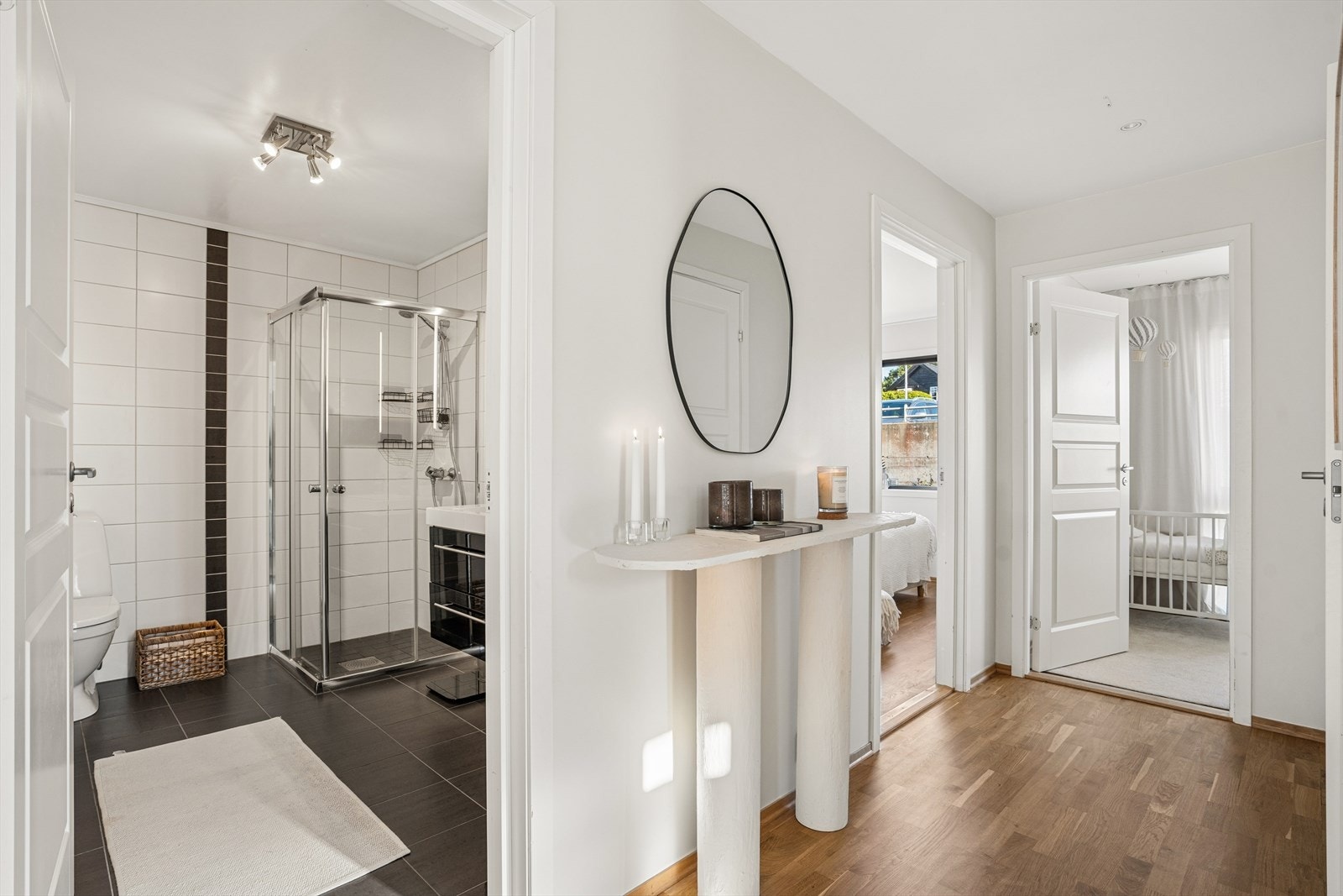 Gangen leder videre til soverommene og badet. Galleribilde