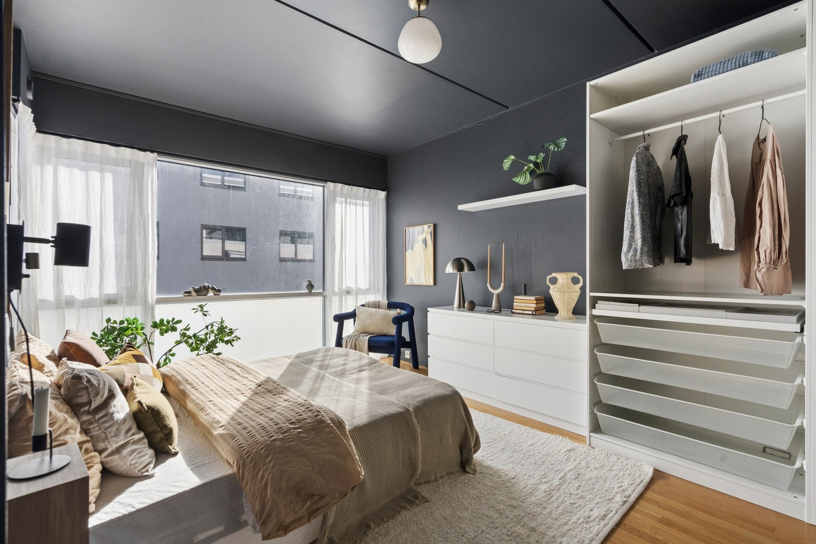 Hovedsoverom med god plass til dobbeltseng og garderobeløsning. Galleribilde