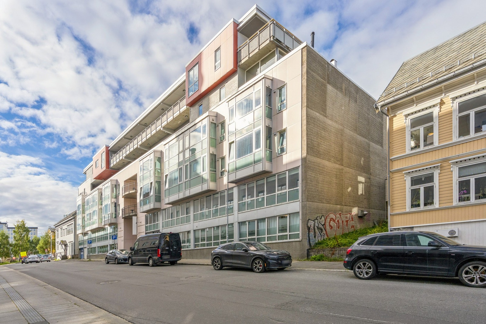Sentral beliggenhet med umiddelbar nærhet til butikker og servicetilbud. Galleribilde
