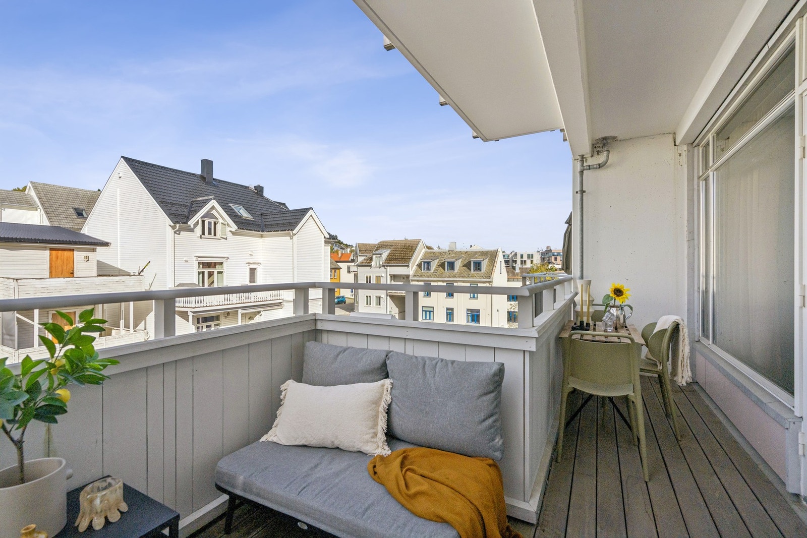 Balkongen har rekkverk i tre og dekke av impregnerte terrassebord. Galleribilde