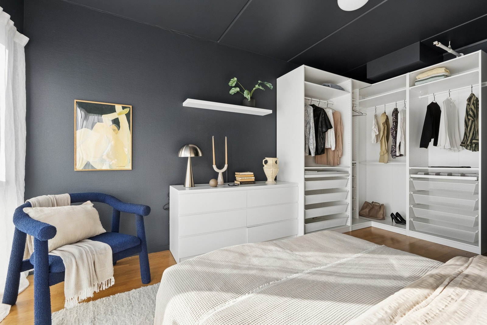 Romslig garderobeløsning på hovedsoverommet. Galleribilde