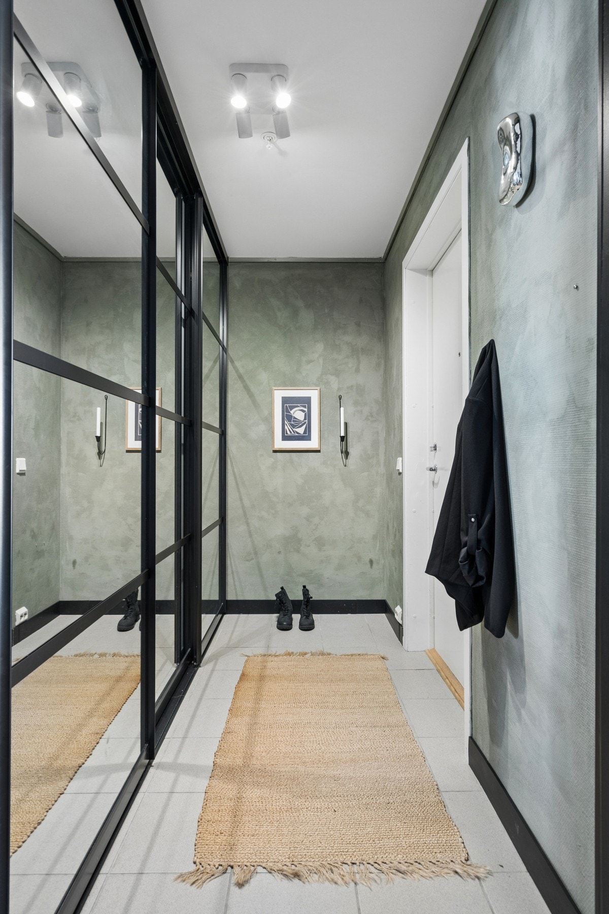 Velkommen inn! Entré med flislagt gulv og stor skyvedørsgarderobe med speilfronter. Galleribilde