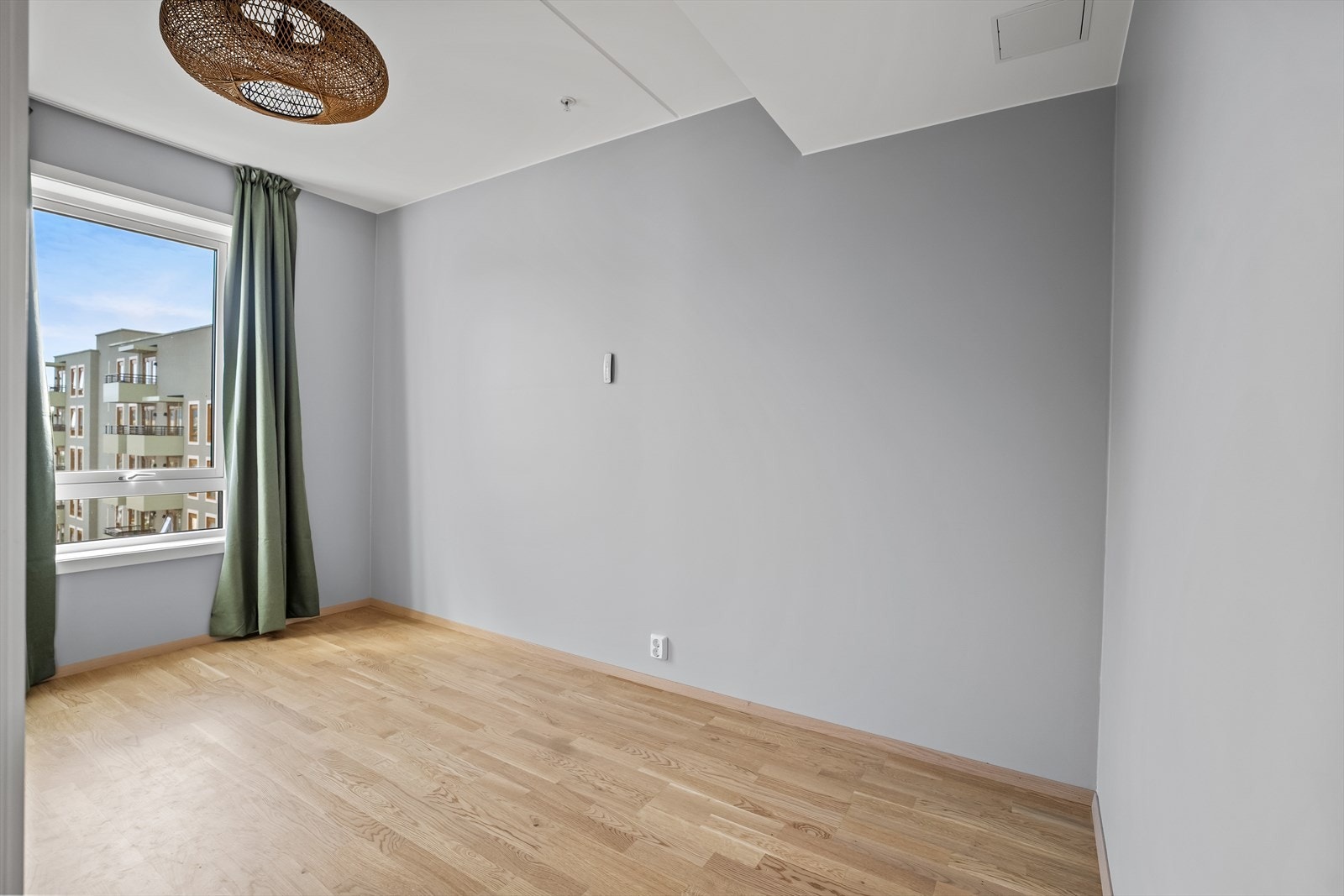 Leiligheten har tre gode soverom, alle med plass til seng, garderobeløsninger og personlig preg. Galleribilde
