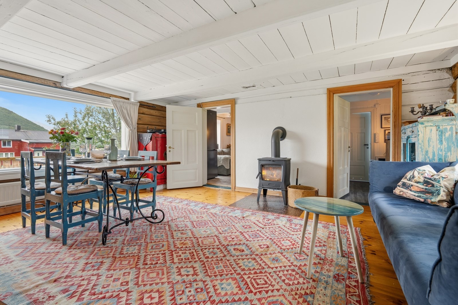 Stuen har god plass til både sofagruppe og spisebord. Galleribilde