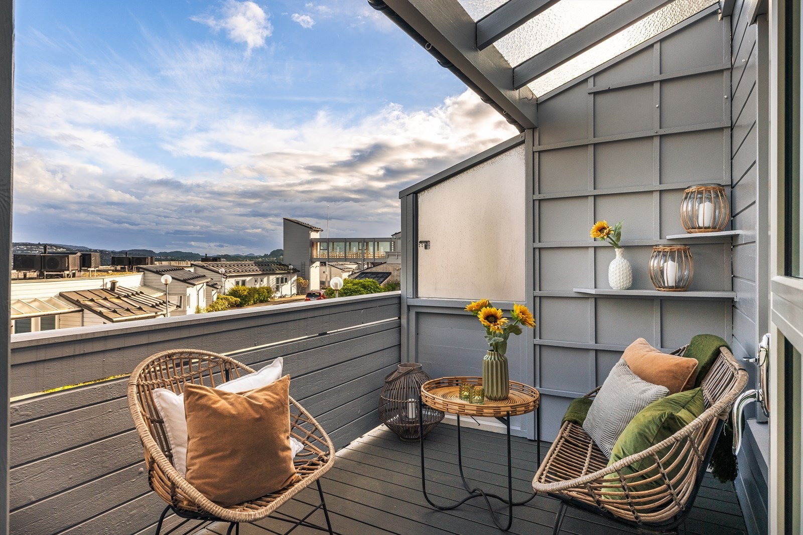 Altanen er belagt med terrassebord og har plass til en sittegruppe. Galleribilde