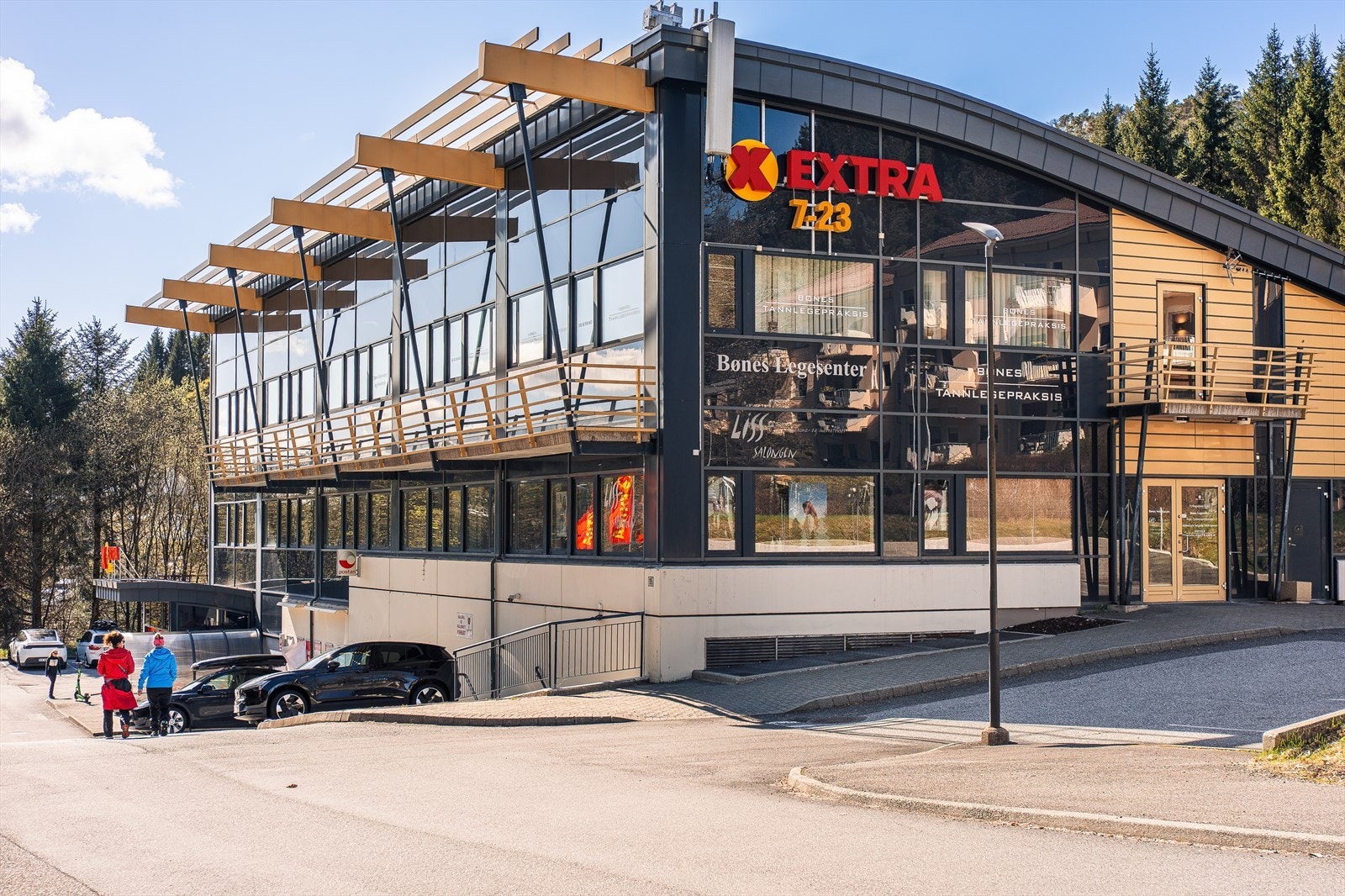 Coop Extra ligger i gangavstand, og Bønes Senter har et bredt servicetilbud. Galleribilde
