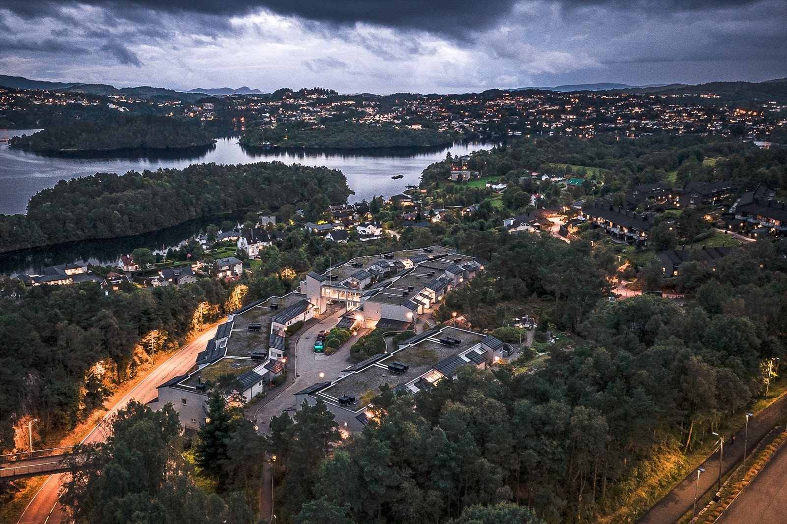 Bønes har en sentral plassering med omtrent 10 minutters kjøretur til Bergen sentrum. Galleribilde
