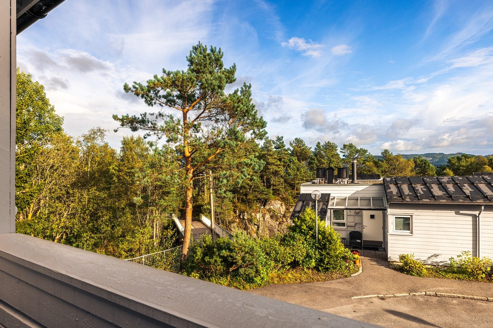 Utsikt mot grønne og rolige fellesområder. Galleribilde