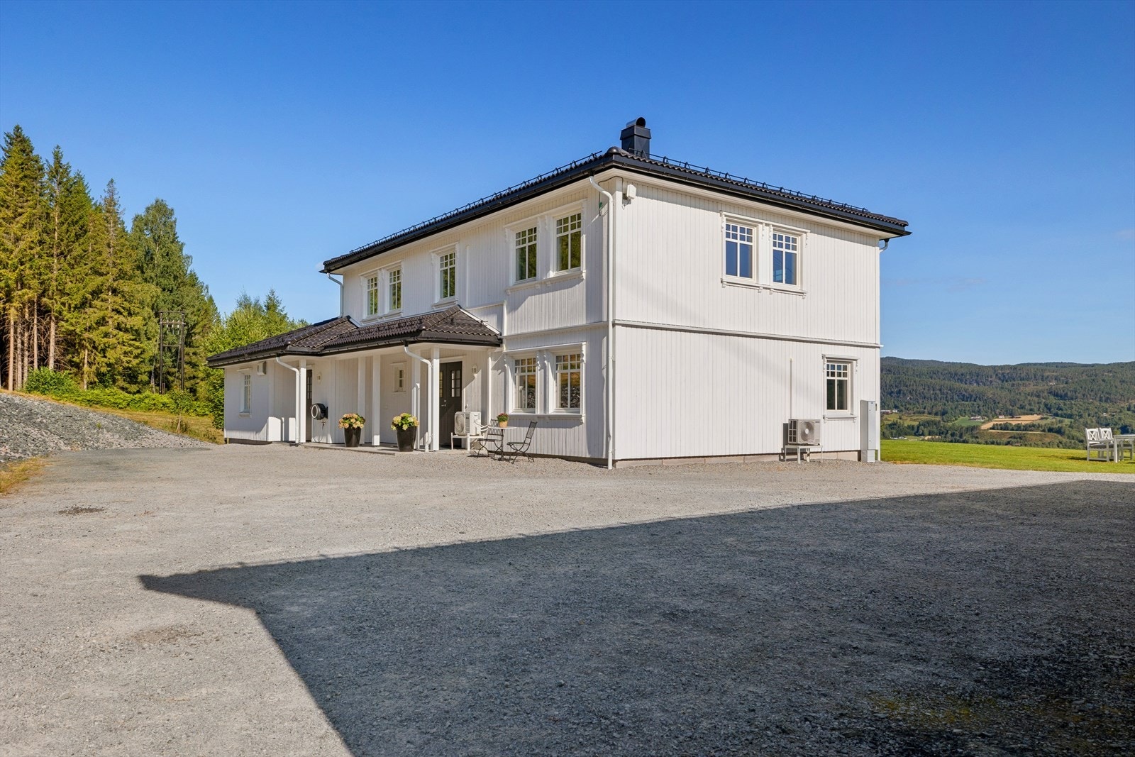 Boligen har et klassisk uttrykk med overbygget inngangsparti og gode parkeringsarealer. Galleribilde
