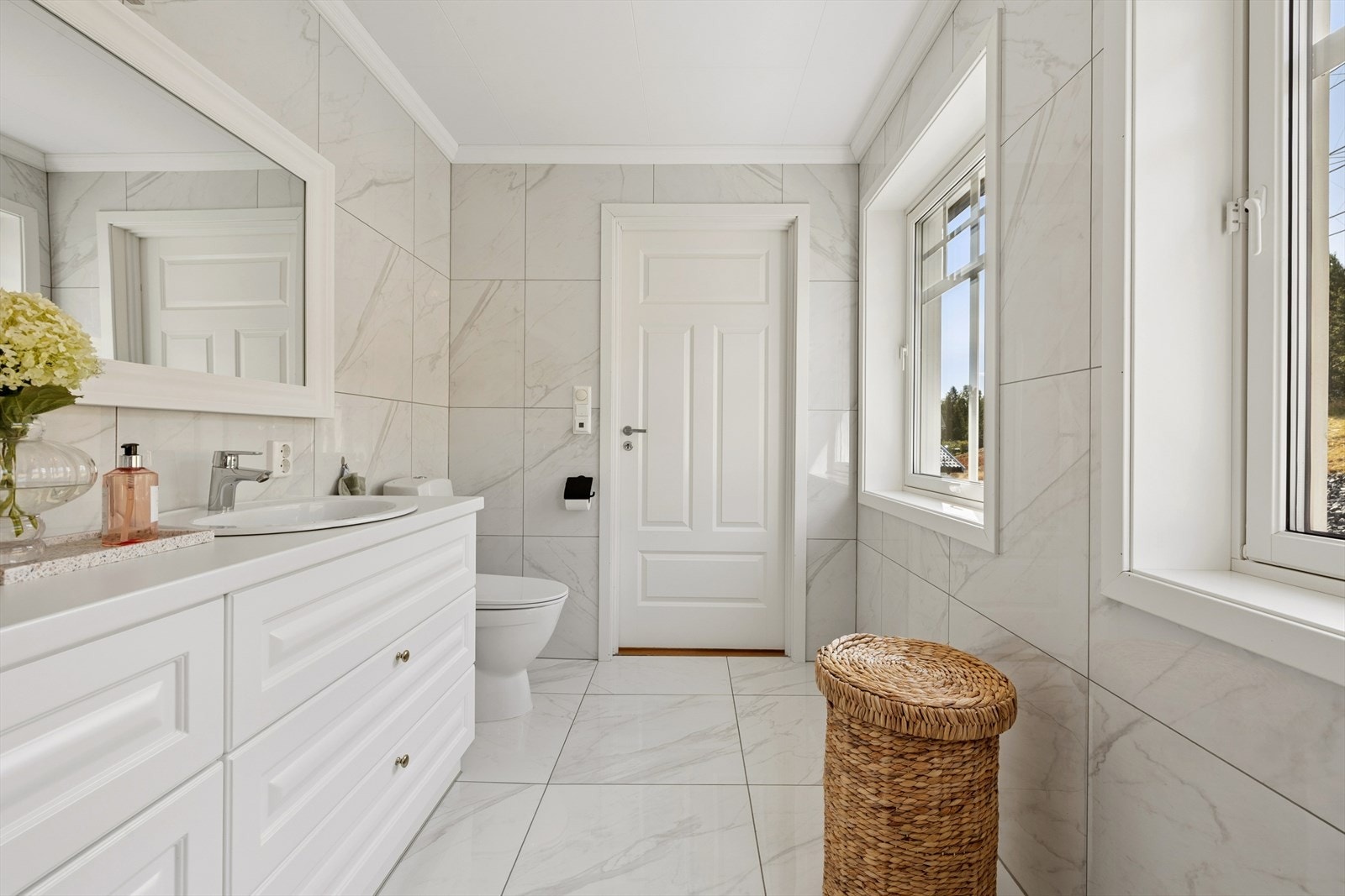 Badet er helfliset og har en baderomsinnredning med god oppbevaringsplass. Galleribilde