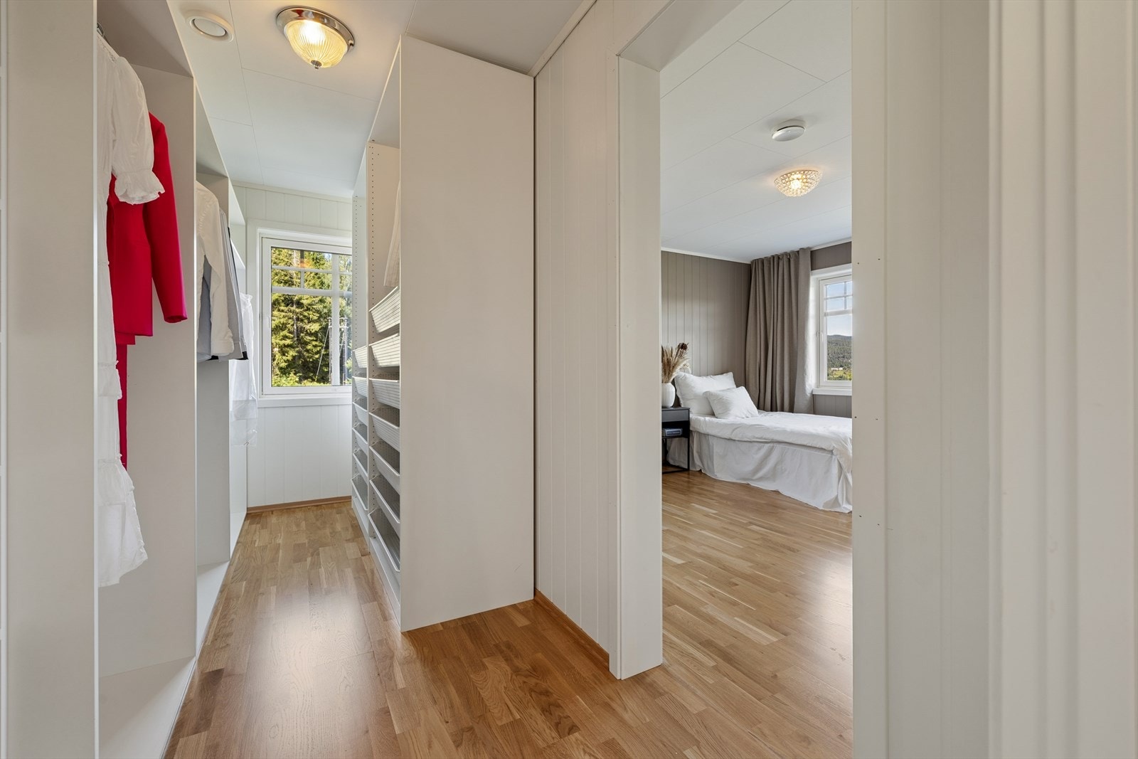 Walk-in-closetet gir god plass til klær og oppbevaring. Galleribilde