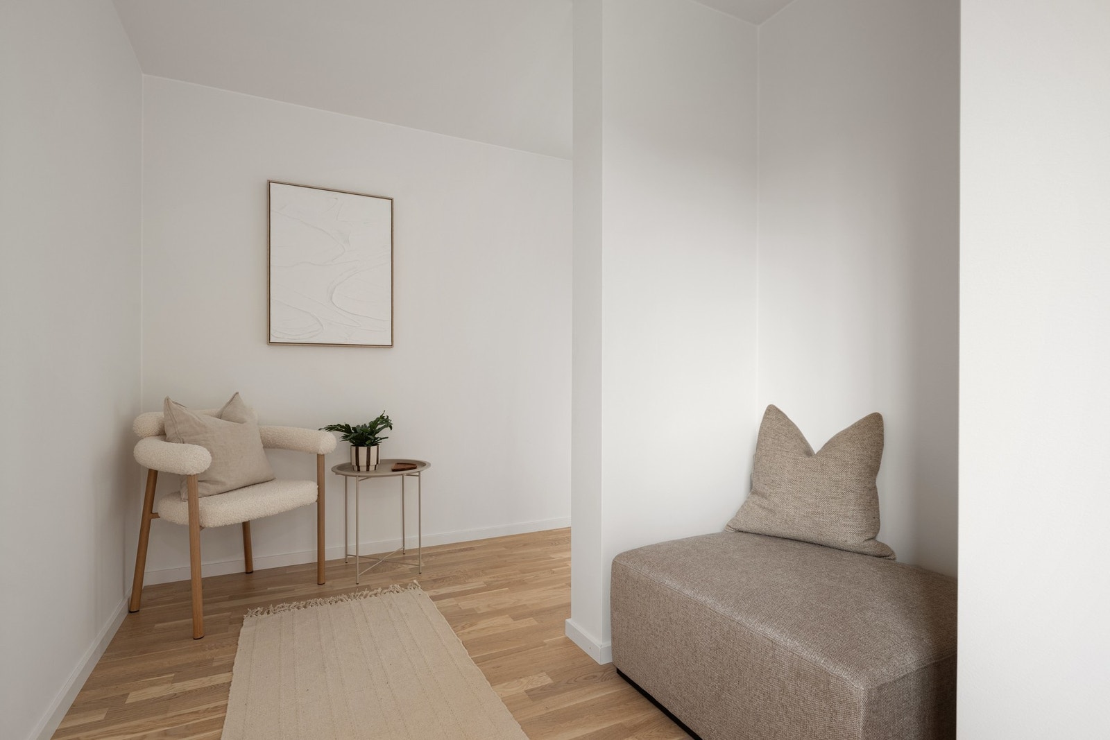 Leiligheten har en innbydende entré med 3-stavs parkett på gulv og malte overflater på vegger og i himling. Galleribilde