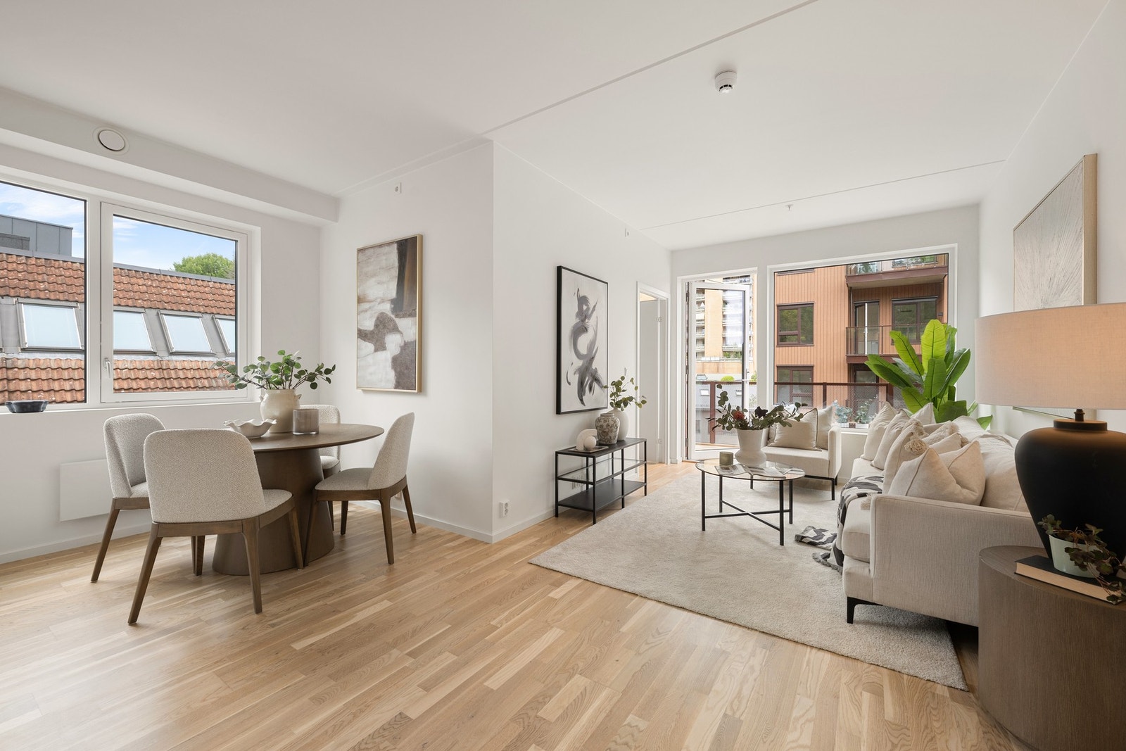 Stuen er lys og innbydende med gode møbleringsmuligheter for både sofagruppe og spiseplass. Galleribilde