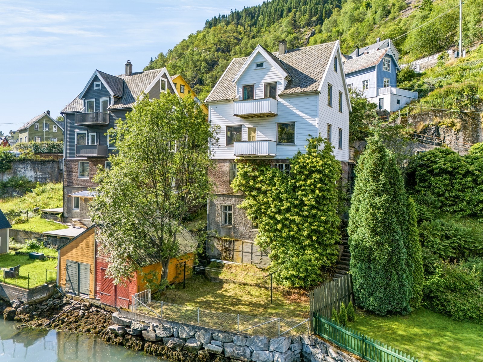 - Sentrumsnær tomannsbolig fra 1930 med en attraktiv beliggenhet i Odda. Eiendommen har et samlet bruksareal på 290 m², hvorav 262 m² BRA-i, fordelt over hele fem plan. - Galleribilde