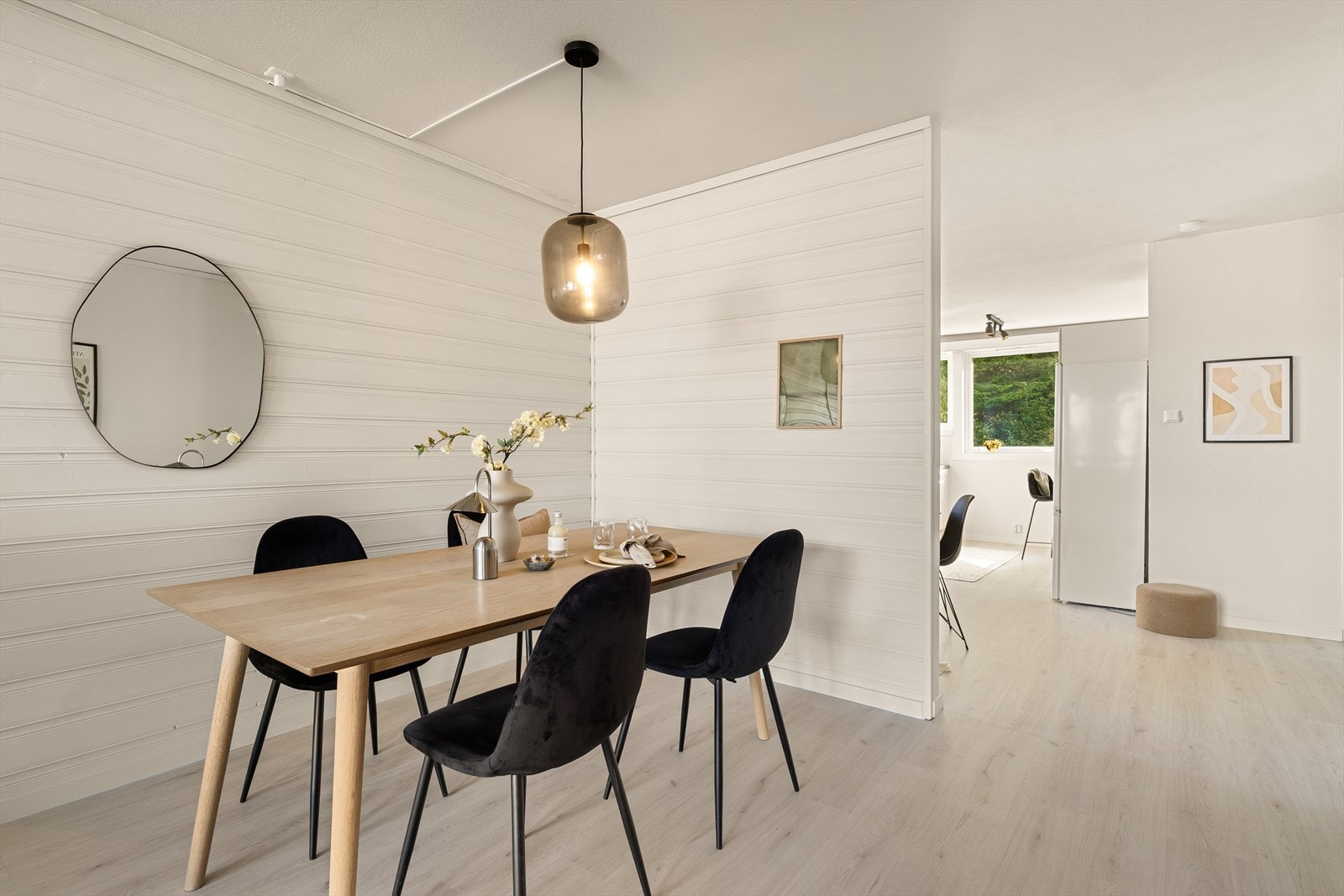 Fra stuen er det åpen løsning inn til kjøkkenet Galleribilde